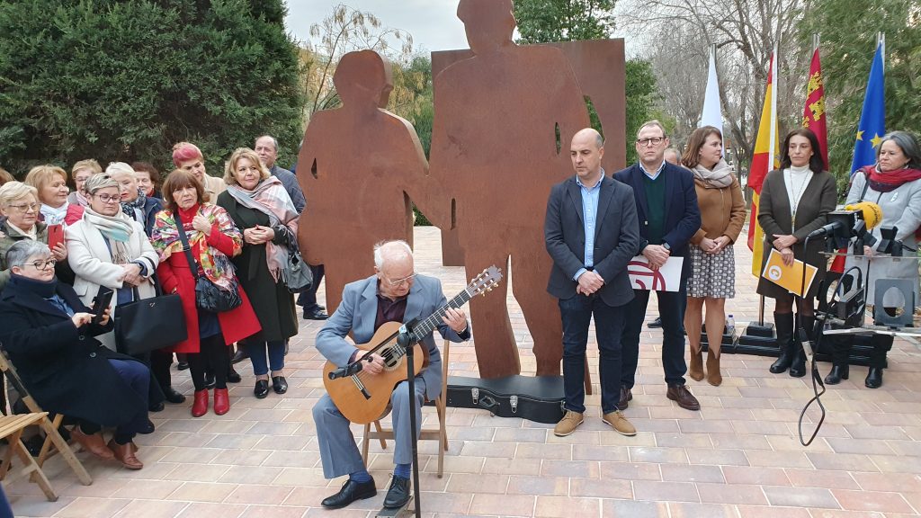 B.-Social-Escultura-Caminantes-Inauguracion-Foto-actuacion-Tomas-Fernandez-Gil