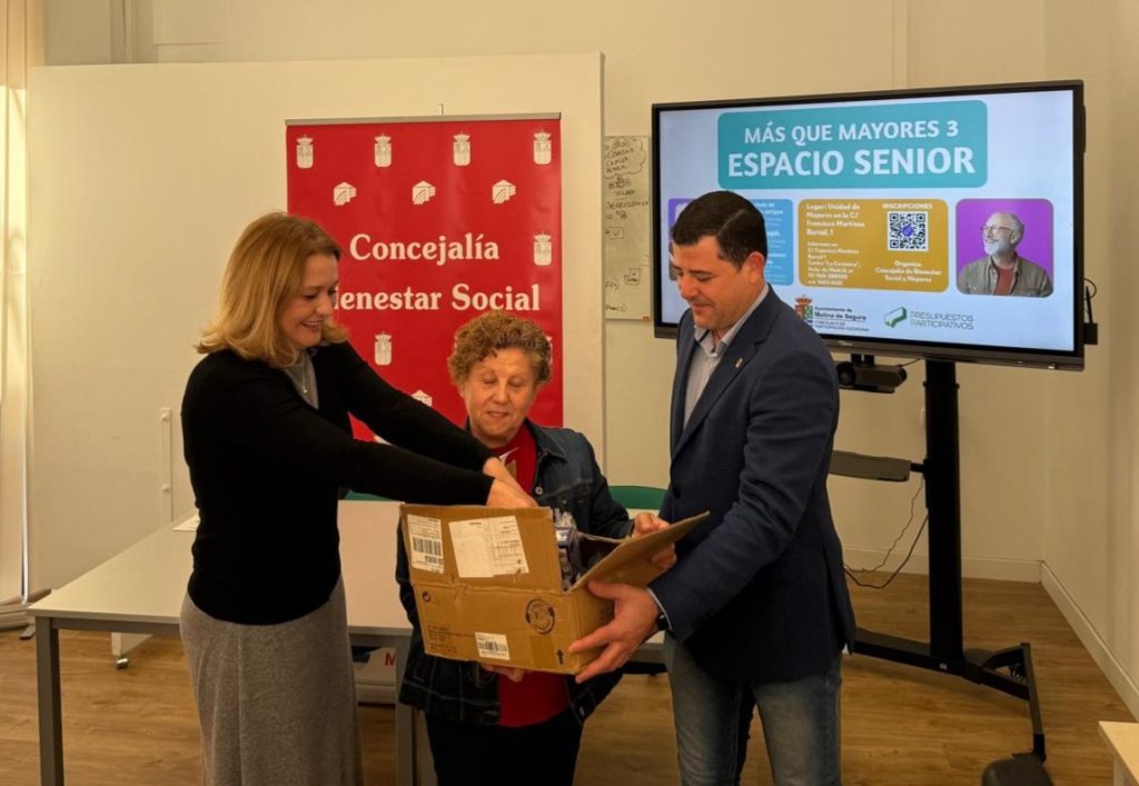 B. Social Molina Proyecto 'MÁS QUE MAYORES 3 ESPACIO SENIOR' y entrega de material a asociaciones de mayores Foto2