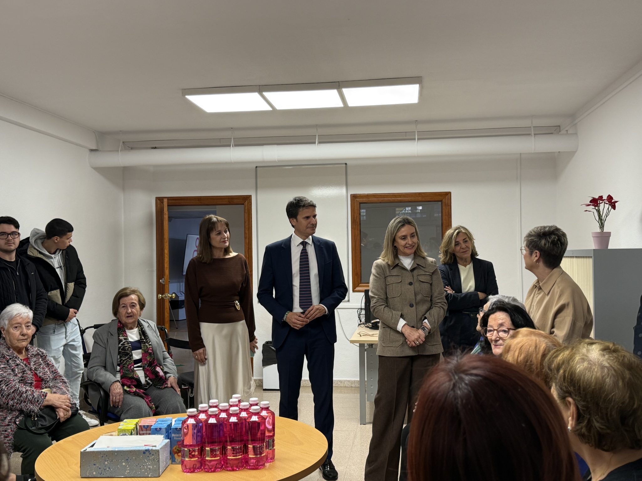 B. Social Visita alcalde y consejera a programas 'Menores en Red' y 'Acompañándote' Foto1